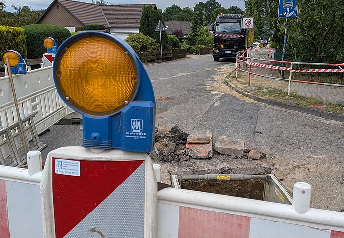 Baustelle nach Wasserrohrbruch am Gerhart-Hauptmann-Weg Baustellenabsperrung und Baumaterialien