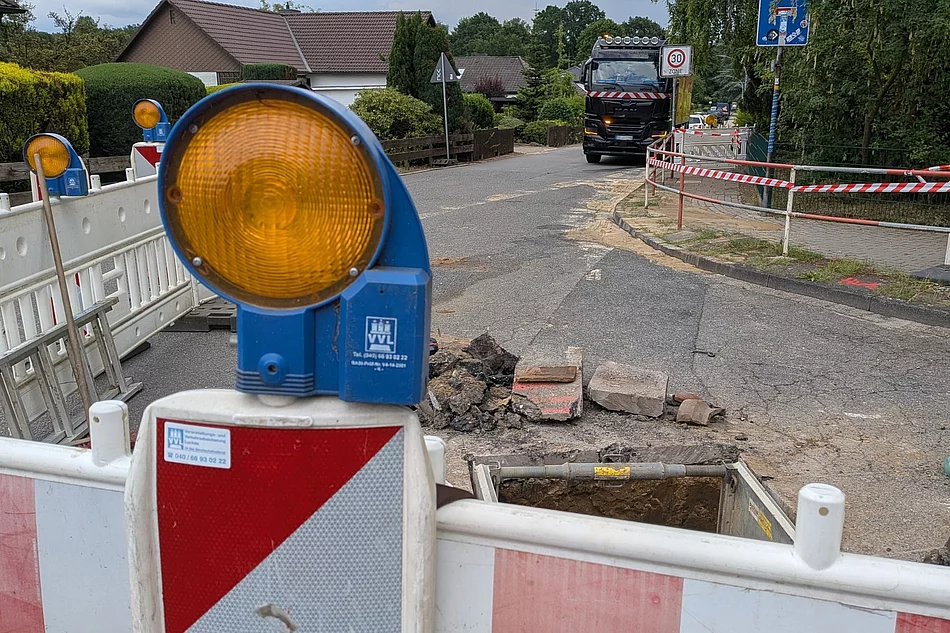 Baustellenabsperrung und Baumaterialien