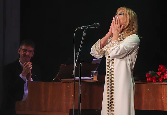 Tim Fischer wirft dem Publikum Luftküsse zu.