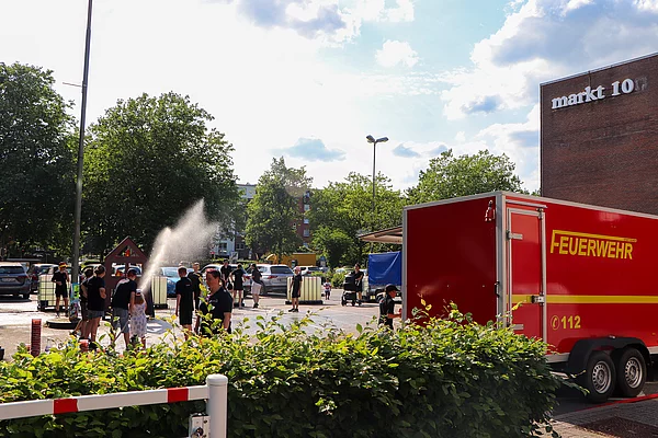 Wasser spritzt bei der Feuerwehr
