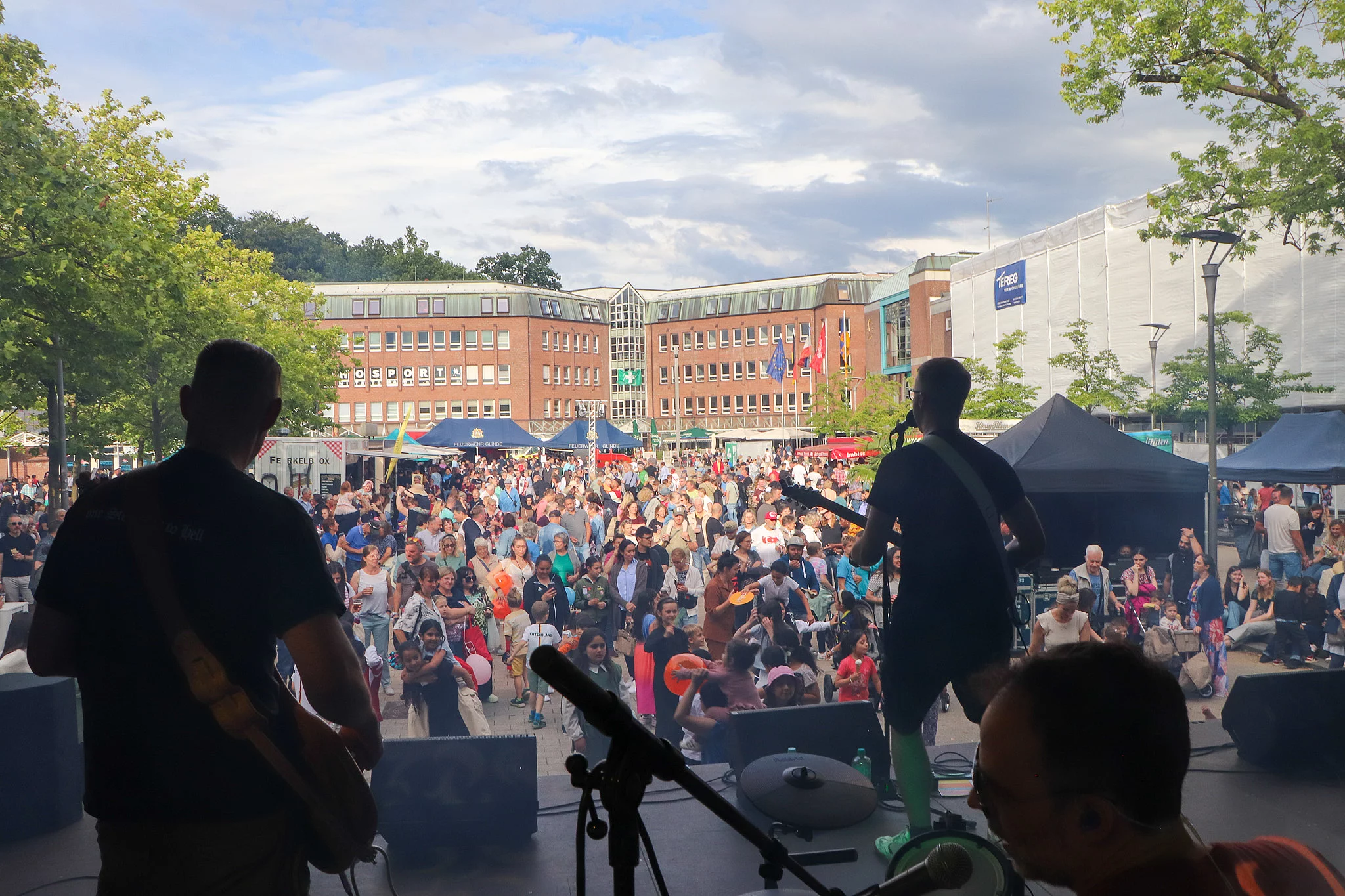 Eine Band  spielt auf einer Bühne mit Blick zum Publikum.