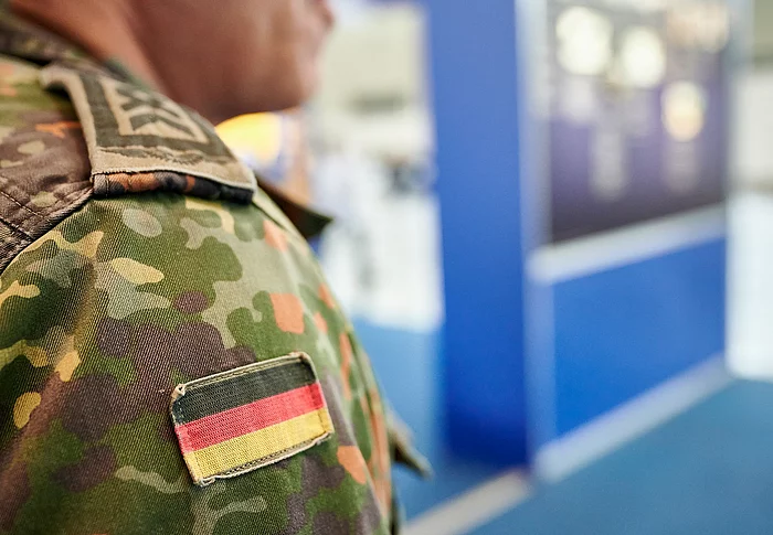 Die Schulter eines Bundeswehrsoldaten mit Deutschland-Flaggen-Aufnäher.