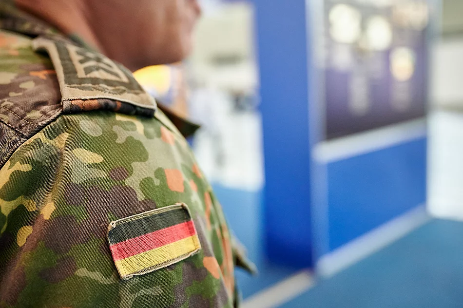Die Schulter eines Bundeswehrsoldaten mit Deutschland-Flaggen-Aufnäher.