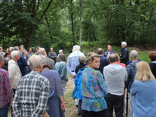Anwohnergespräch zu Mobilheimen für Geflüchtete bei der Straße "Am Berge" - Rainhard Zug und Bernd Mahns beantwortet Fragen Foto: Stadt Glinde