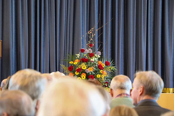 Ein großes Blumengesteck auf der Bühne des Festsaals 