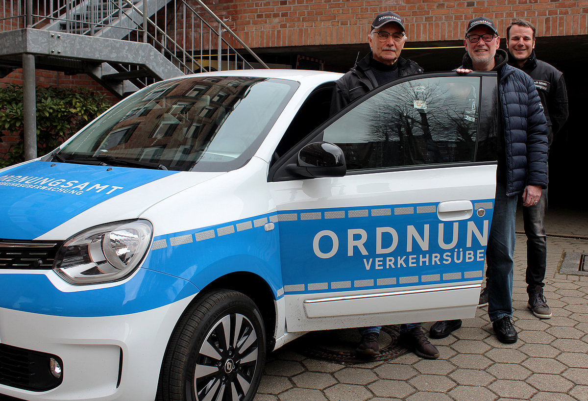 Die Glinder Verkehrsüberwacher Jörn Wilkens, Ulrich Siebenberg und Terence Mengers (von links) sind ab sofort mit dem neuen Renault E-Twingo in der Stadt unterwegs. Foto: Stadt Glinde