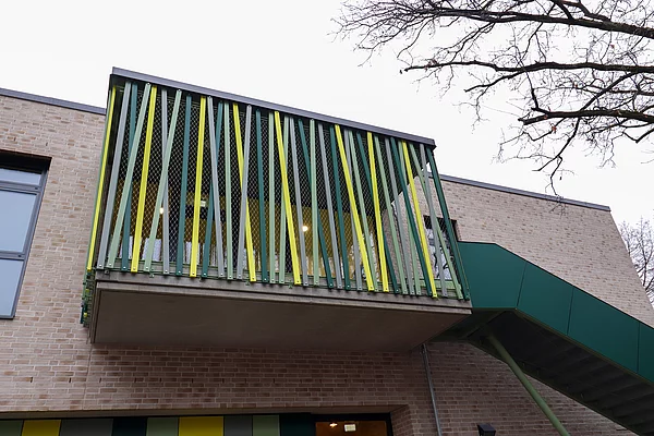 Der Treppenausgang im ersten Stock ist mit grünen und gelben Streifen verziert.