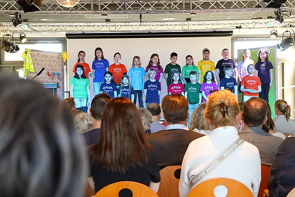 Eine Kindergruppe auf einer Bühne.