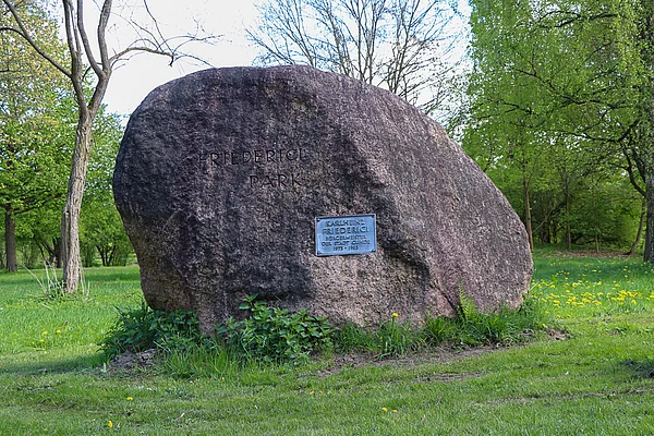 Ein großer Findling im Frederici Park.
