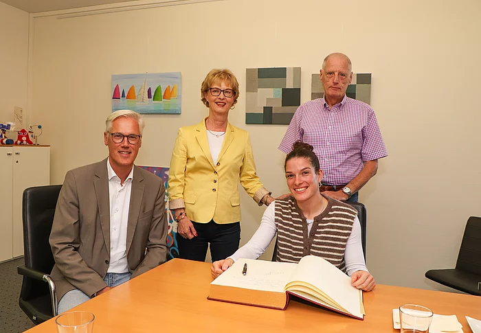 Am Tisch mit dem Goldenen Buch der Stadt v.l.n.r. Bürgermeister Rainhard Zug, Petra Kolanczyk-Mellenthin (TSV Glinde), Mascha Ballhaus, Gerd Mucha (TSV Glinde) 