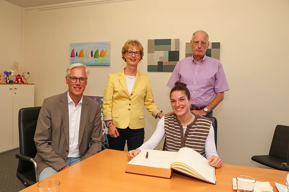 Am Tisch mit dem Goldenen Buch der Stadt v.l.n.r. Bürgermeister Rainhard Zug, Petra Kolanczyk-Mellenthin (TSV Glinde), Mascha Ballhaus, Gerd Mucha (TSV Glinde) 
