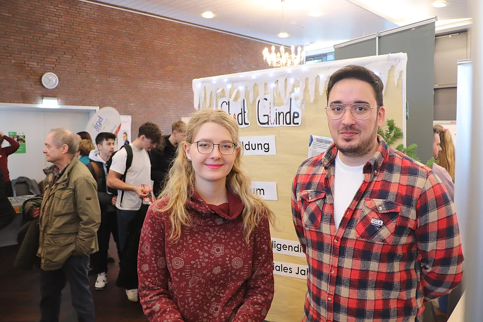 Auszubildende der Stadtverwaltung Glinde - Emily Barth und Timo Hiestermann - Ausbildungsmesse Glinde 2023