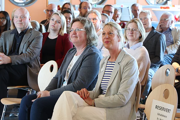 Zwei Frauen schauen zur Bühne.