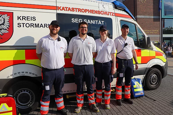 Sanitäter vor einem Einsatzfahrzeug
