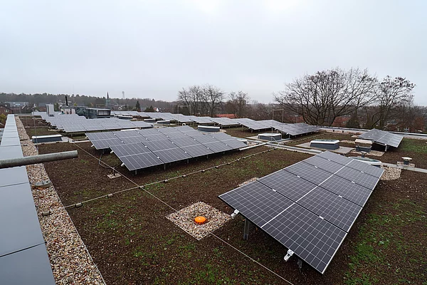Auf dem Dach liegen Solarmodule, die das Gebäude mit Strom versorgen.