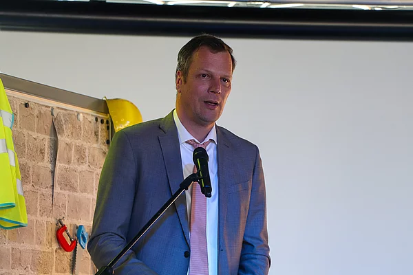 Bürgervorsteher Claus Peters spricht zu den Gästen.