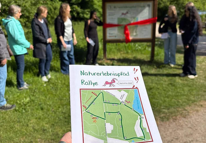 Ein Zettel auf dem Fragen beantwortet werden können.