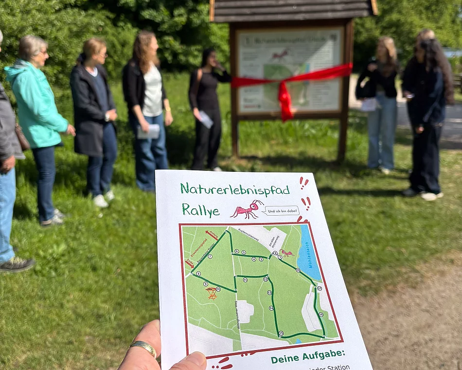 Ein Zettel auf dem Fragen beantwortet werden können.