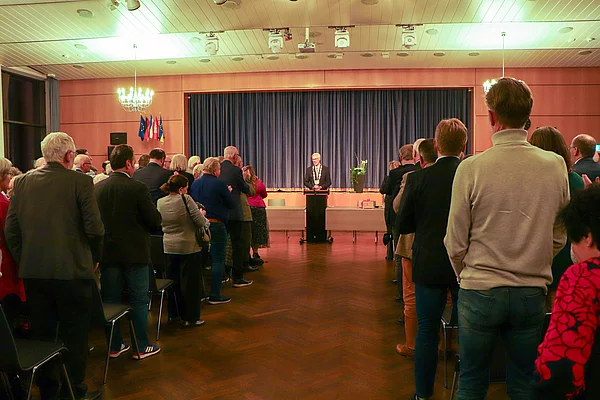 Das Publikum steht und applaudiert für Rainhard Zug.