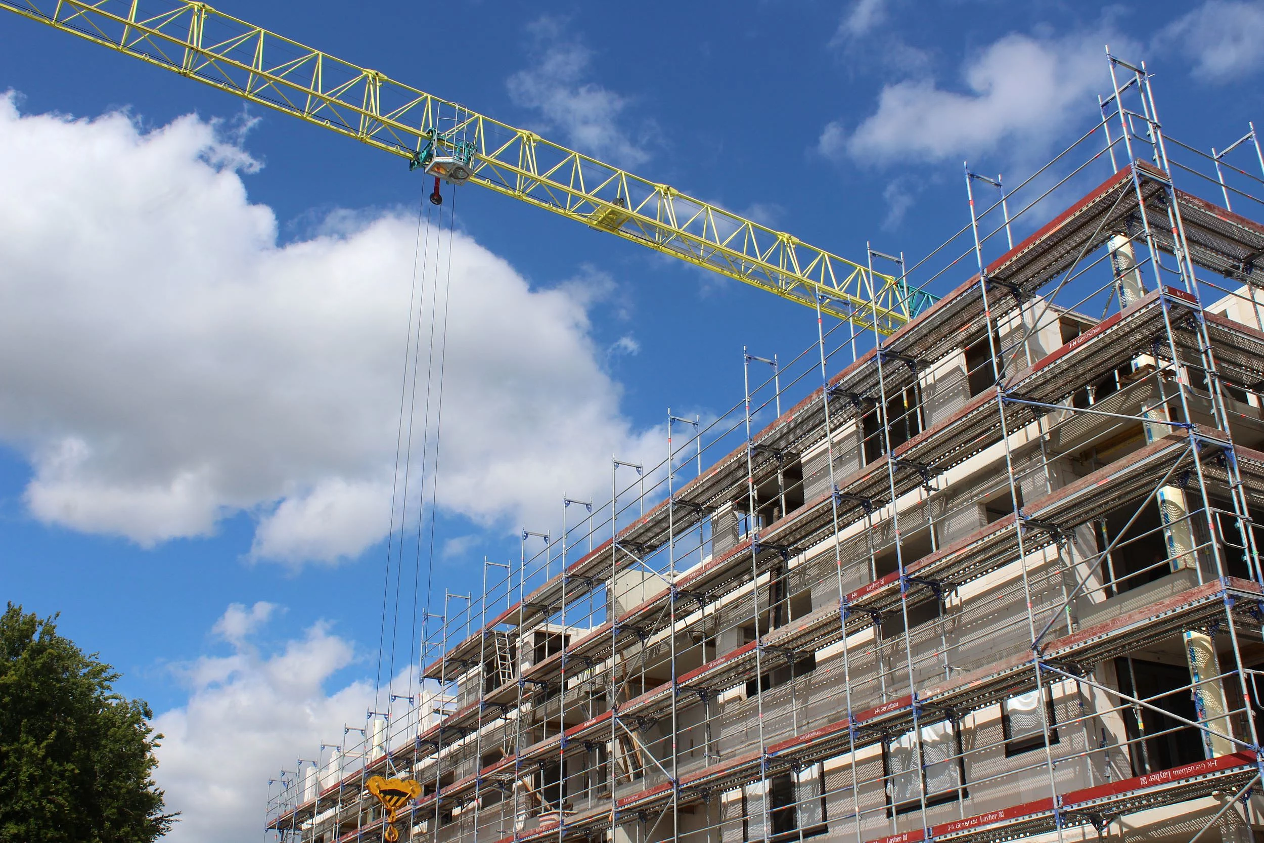 Baukräne auf einer Hausbaustelle