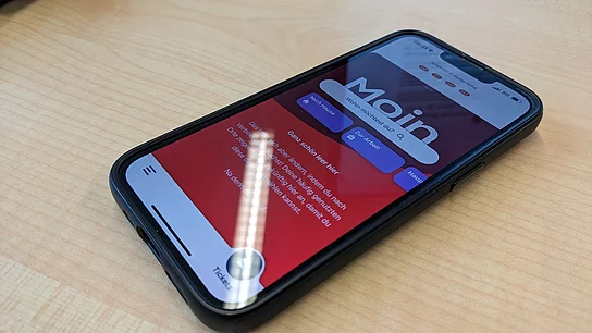 Ein Smartphone mit geöffneter hvv-App auf dem Bildschirm