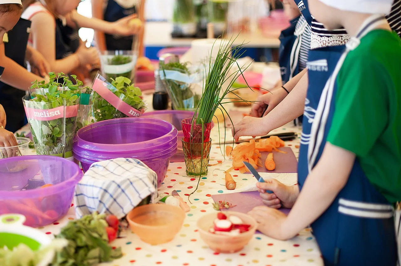 Junge Kinder beim gemeinsamen Kochen.