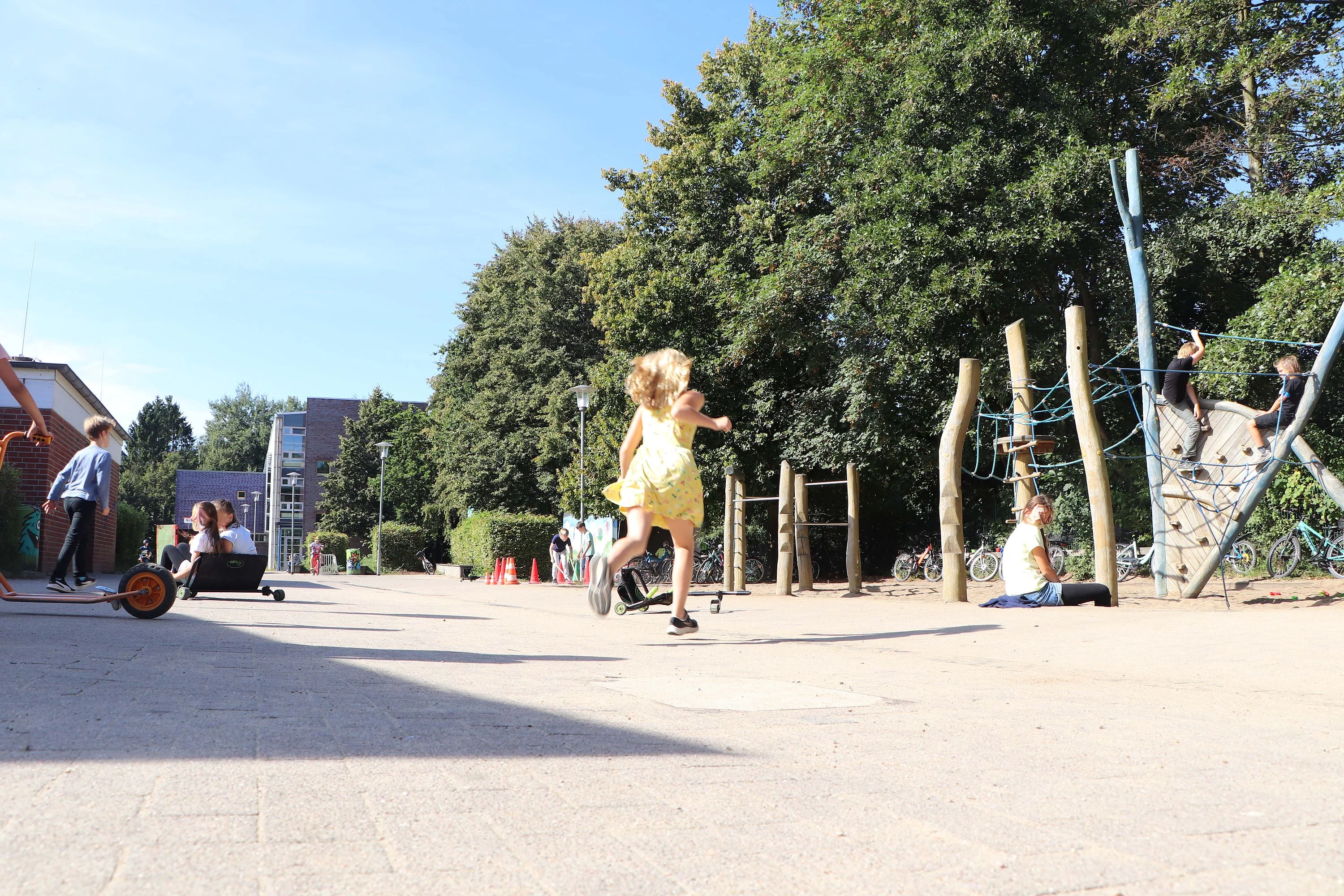 Kinder auf einem Spielplatz.