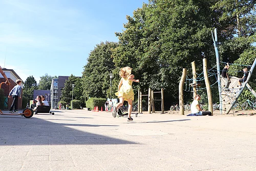 Spielende Kinder beim Hort Löwenzahn Wiesenfeld.