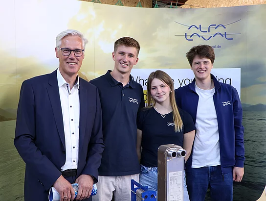 Menschen an einem Messestand