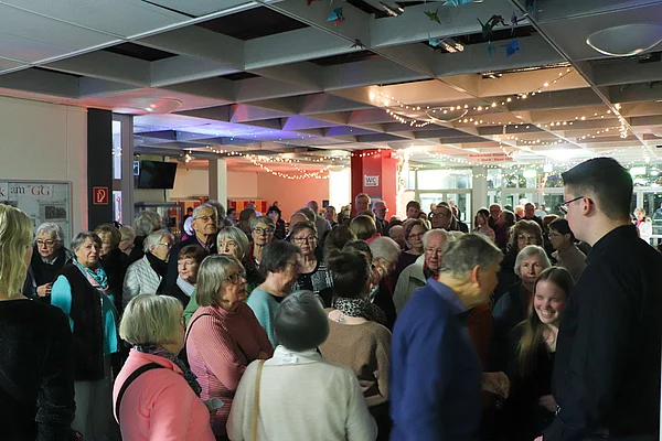 Publikum wartet auf Einlass in den Saal.