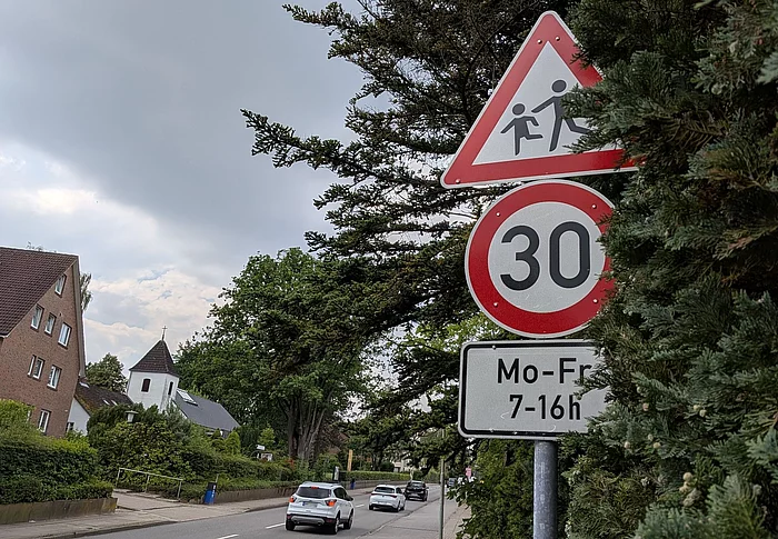 Tempo 30 in der Möllner Landstraße Ein Verkehrsschild mit spielenden Kindern, darunter eine 30 und der Zeitraum montags bis freitags 7 bis 16 Uhr.