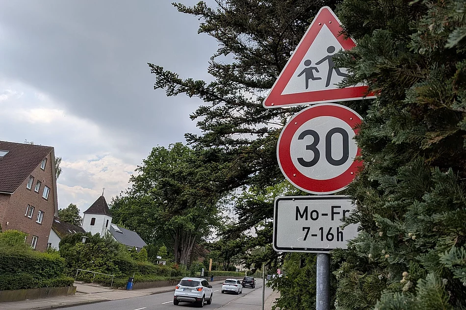 Tempo 30 in der Möllner Landstraße Ein Verkehrsschild mit spielenden Kindern, darunter eine 30 und der Zeitraum montags bis freitags 7 bis 16 Uhr.
