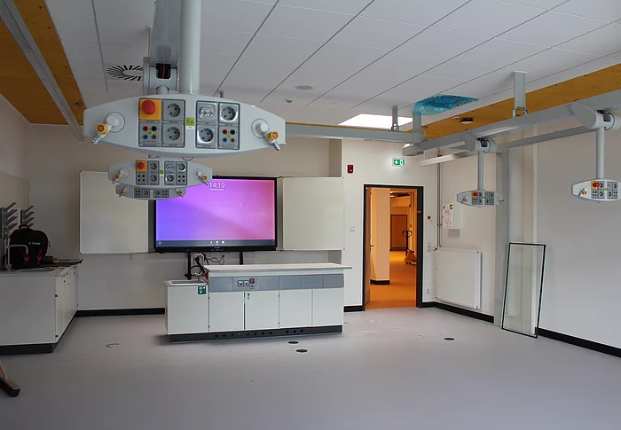 In den Fachräumen gibt es Monitore als Tafeln und die Anschlüsse für Experimente sind klappbar. Foto: Stadt Glinde