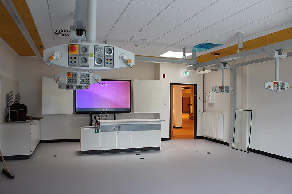 In den Fachräumen gibt es Monitore als Tafeln und die Anschlüsse für Experimente sind klappbar. Foto: Stadt Glinde