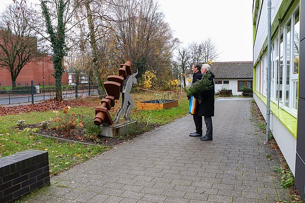 Bürgervorsteher Claus Peters und Bürgermeister Rainhard Zug am Mahnmal für das Zwangsarbeitslager Wiesenfeld.