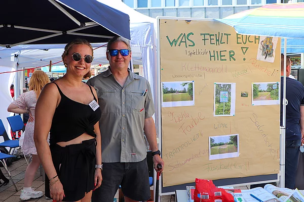 Menschen an einem Stand.