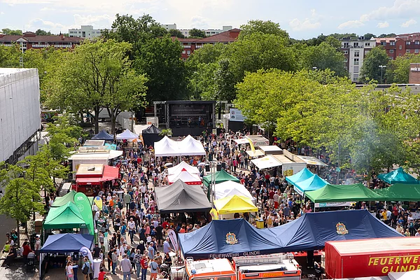 Blick auf oben auf das Marktfest mit vielen Ständen und Menschen.
