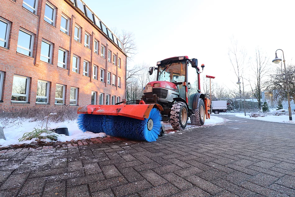 Die Kehrmaschine der Stadt Glinde steht vor dem Rathaus