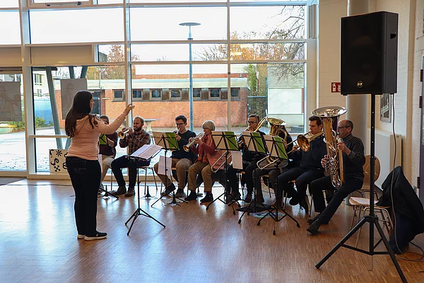 Die Mitglieder eines Posaunenchores spielen ihre Instrumente.