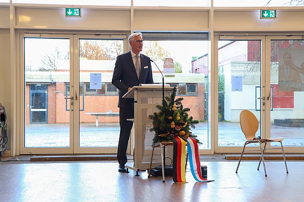 Bürgermeister Rainhard Zug an einem Rednerpult.