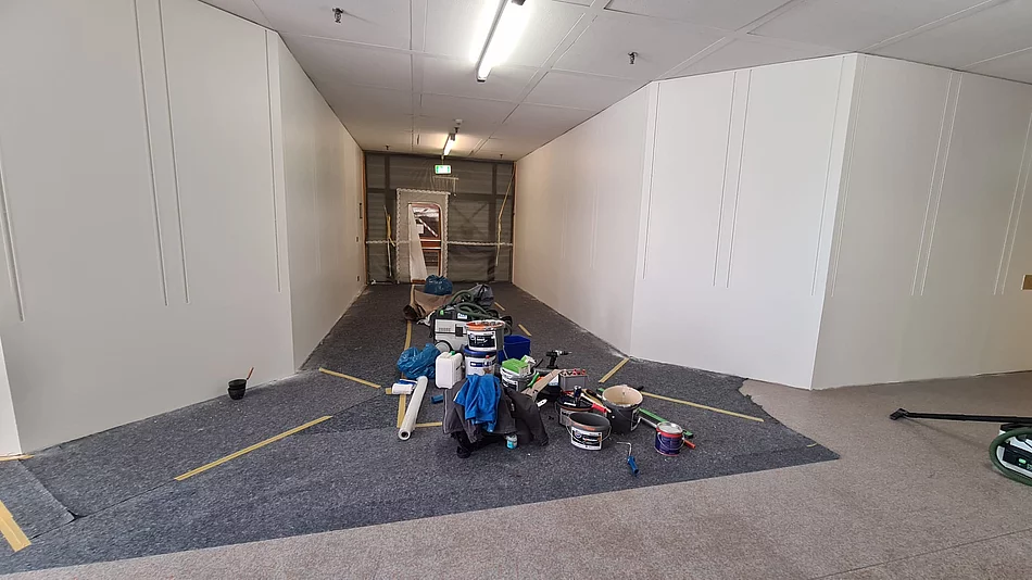 Baumaterialien liegen in einem Schulflur.