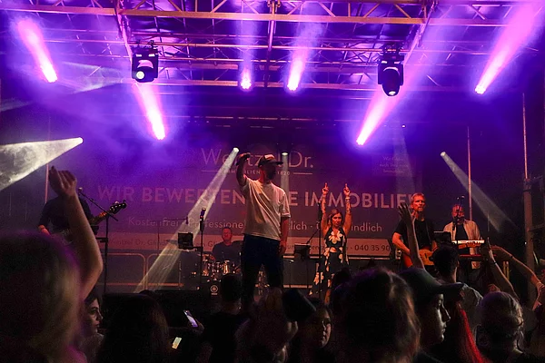 Blick auf die Bühne mit der Band FREESTYLE