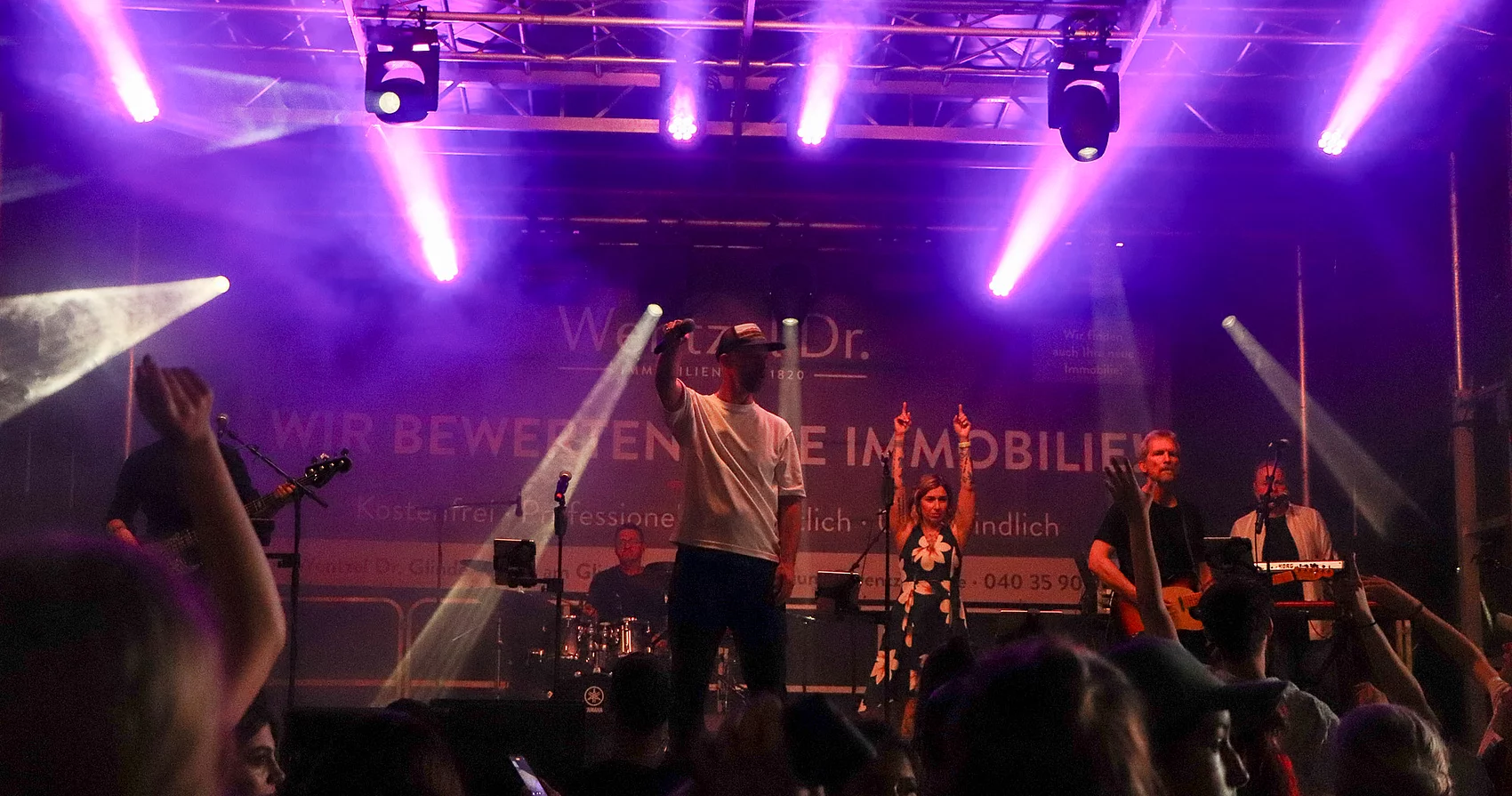 Blick auf die Bühne mit der Band FREESTYLE