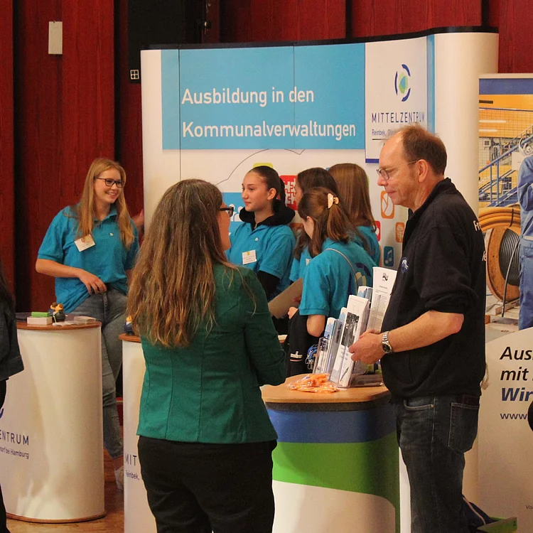Azubis der Kommunalverwaltungen Mittelzentrum am Stand des Reinbeker Ausbildungsmarktes 2023 Foto: Stadt Glinde