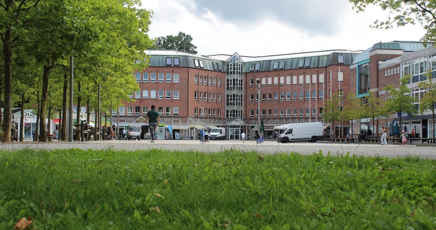 Blick auf das Glinder Rathaus, dovor laufen Menschen über den Marktplatz. Foto: Stadt Glinde