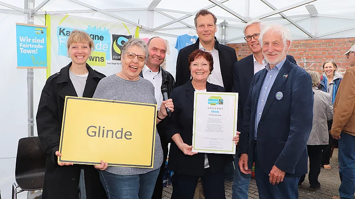 Gruppenfoto der Steuerungsgruppe mit der Fairtrade-Towns-Urkunde