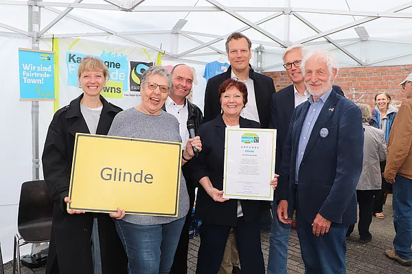 Gruppenfoto der Steuerungsgruppe mit der Fairtrade-Towns-Urkunde