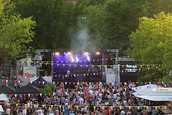 Blick von oben auf das feiernde Publikum beim Marktfest