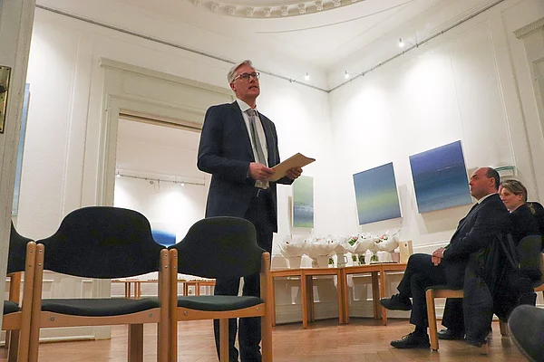 Glindes Bürgermeister Rainhard Zug hält eine Rede