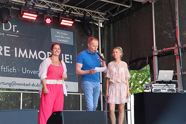 Menschen an einem Stand.